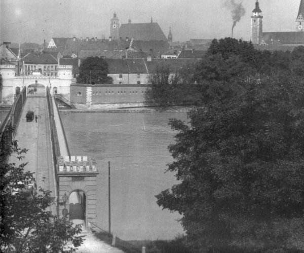 Alte Donaubrücke bis 1945 - Blick vom Brückenkopf