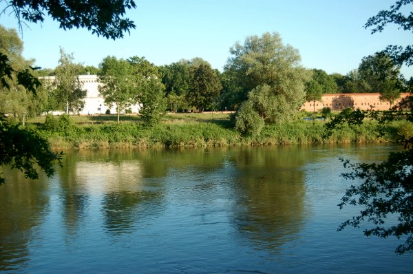 Blick vom Nordufer der Donau auf Turm Triva und die Tilly-Feste - dem Brückenkopf