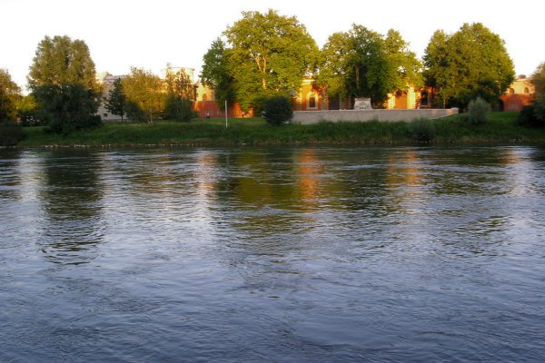 Blick von N über die Donau auf den Brückenkopf